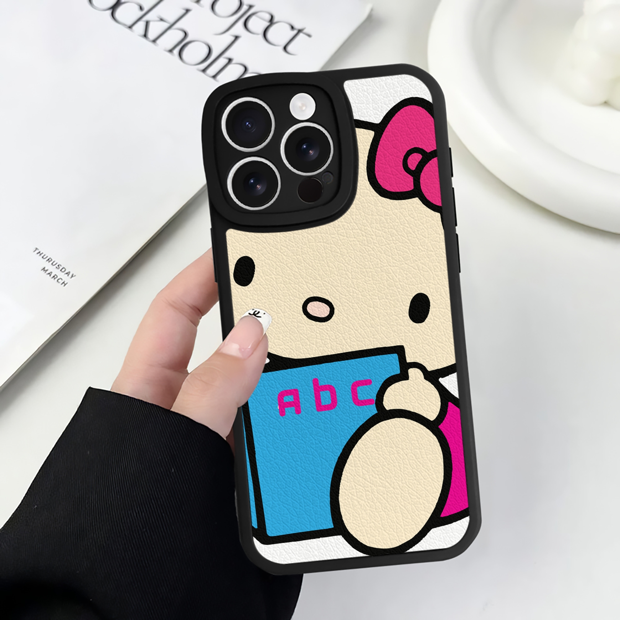 （画像用） Hello Kitty ハローキティ 【iPhone 16シリーズ対応】シリコンスマホケース（レザー調） 材質：シリコン